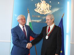 Министърът на здравеопазването удостои проф. Радослав Гайдарски със златен почетен знак