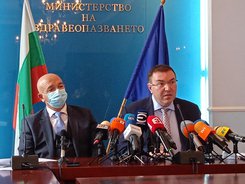 Министър Ангелов: 10,5 % от болничните легла за пациенти с COVID-19 в неусложнено състояние са заети