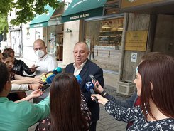 Зам.-министър Златанов: Обсъждаме имунизираните срещу коронавирусната инфекция лица да не носят маски, ако са служители на малки търговски обекти и трудови колективи, фитнеси центрове, фризьорски салони и т.н.