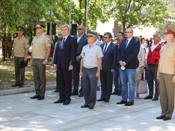 Зам.-министър д-р Тома Томов поднесе венец при Паметника на медицинските чинове, загинали във войните, по случай Деня на спасението