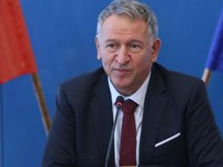 Изключително нахалство е тези, чиито бакии оправяш, да ти искат оставката