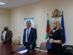 С грамоти на Министерството на здравеопазването за проявено старание и висок професионален ангажимент към имунизационната кампания срещу COVID-19 бяха отличени работещи в имунизационни кабинети в страната  