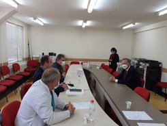 Здравният министър предлага младите лекари, които работят с пациенти с COVID-19, да бъдат зачислени автоматично за специализация