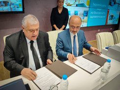 Министър Меджидиев и проф. Валентин Игнатов подписаха договора, с който правата на държавата по управлението на УМБАЛ „Света Марина“ се предоставят на МУ – Варна за 5-годишен срок