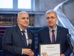 Проф. Гетов с грамота от Националната мрежа на здравните медиатори