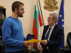 Министър Хинков връчи плакет  на Лазар Радков и „Капачки за бъдеще“