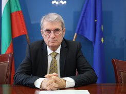 Министър Хинков удължи с месец забраната за износ на инсулини и антибиотици за деца